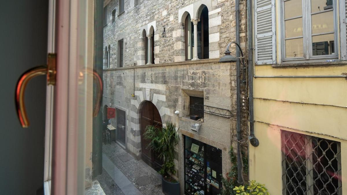 Alloggio Del 1400 Nel Cuore Del Centro Storico A 2 Min Dal Porto E Con 2 Bici Gratuite Côme Esterno foto